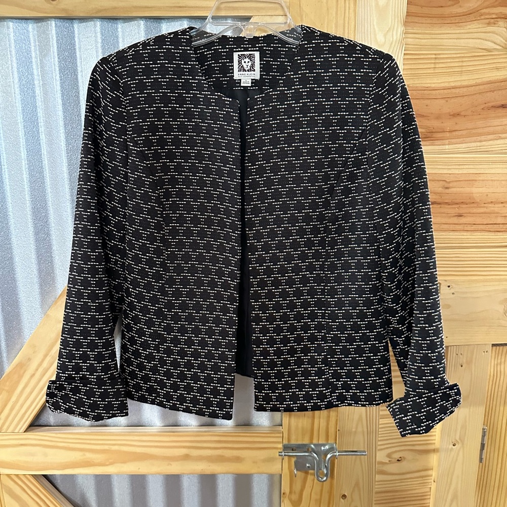 Ann Klein Suit Jacket. Women’s Size 6. Open front. Black and white stitching.